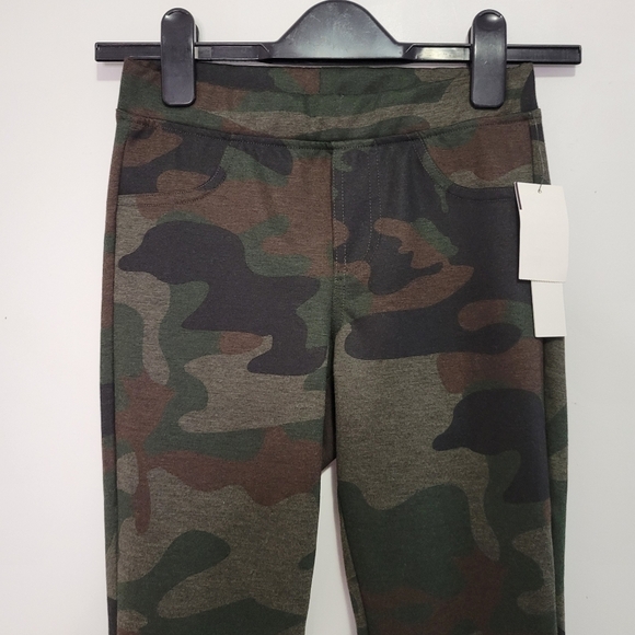 ☀️NWT Design Lab Camo Leggings - Picture 2 of 5